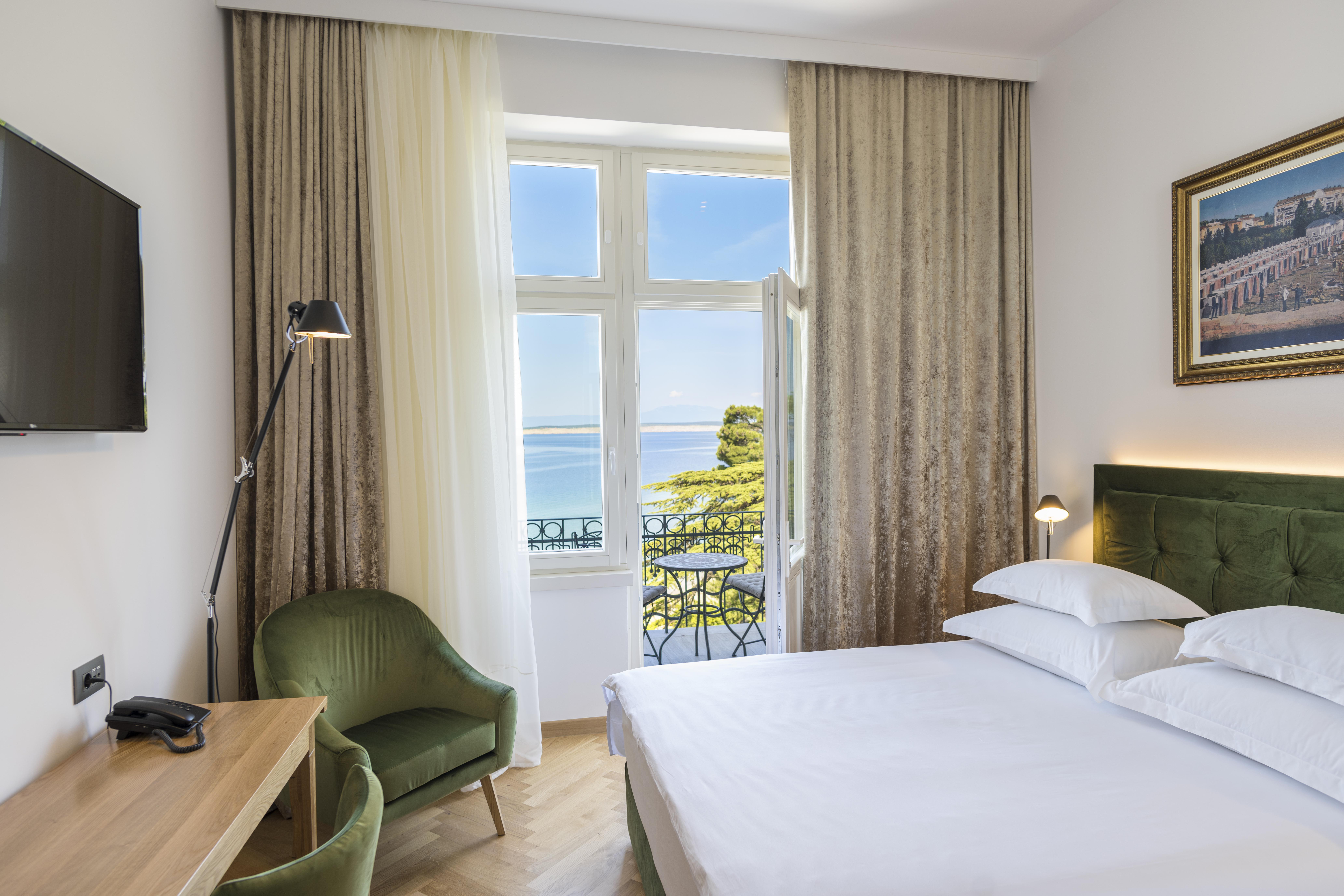 Hotel Miramare Crikvenica Exterior foto A room at the hotel
