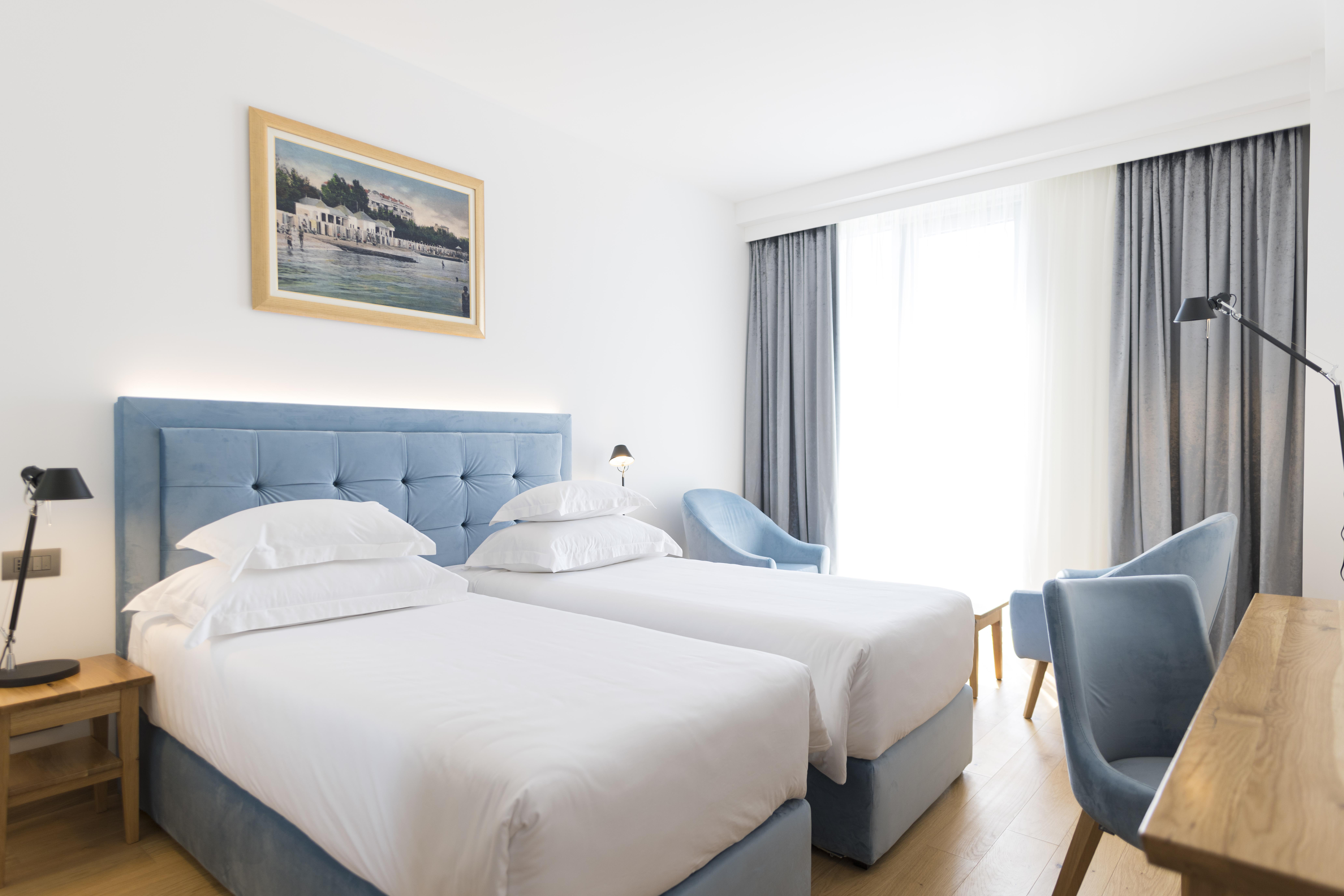 Hotel Miramare Crikvenica Exterior foto A room at the hotel