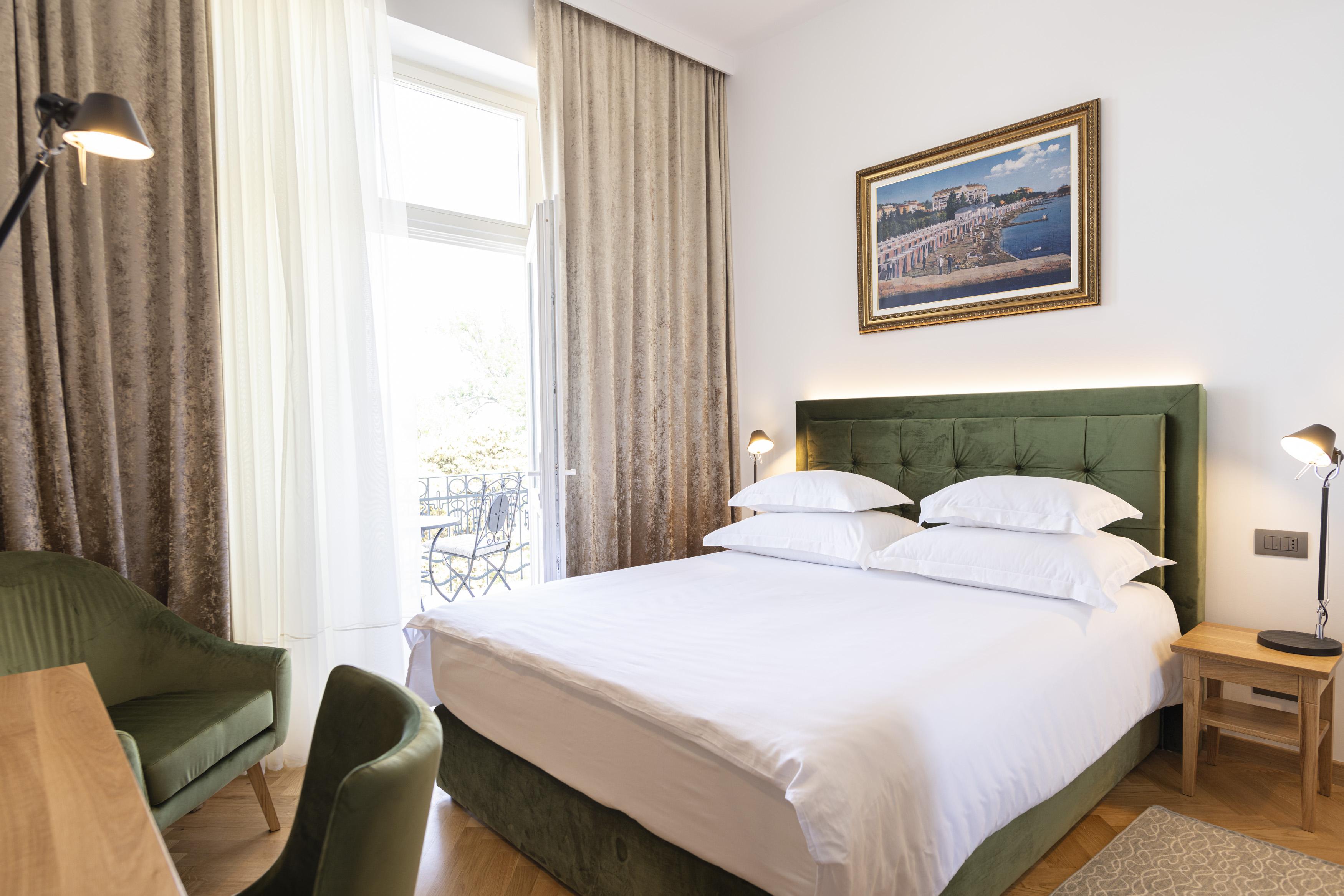 Hotel Miramare Crikvenica Exterior foto A room at the hotel