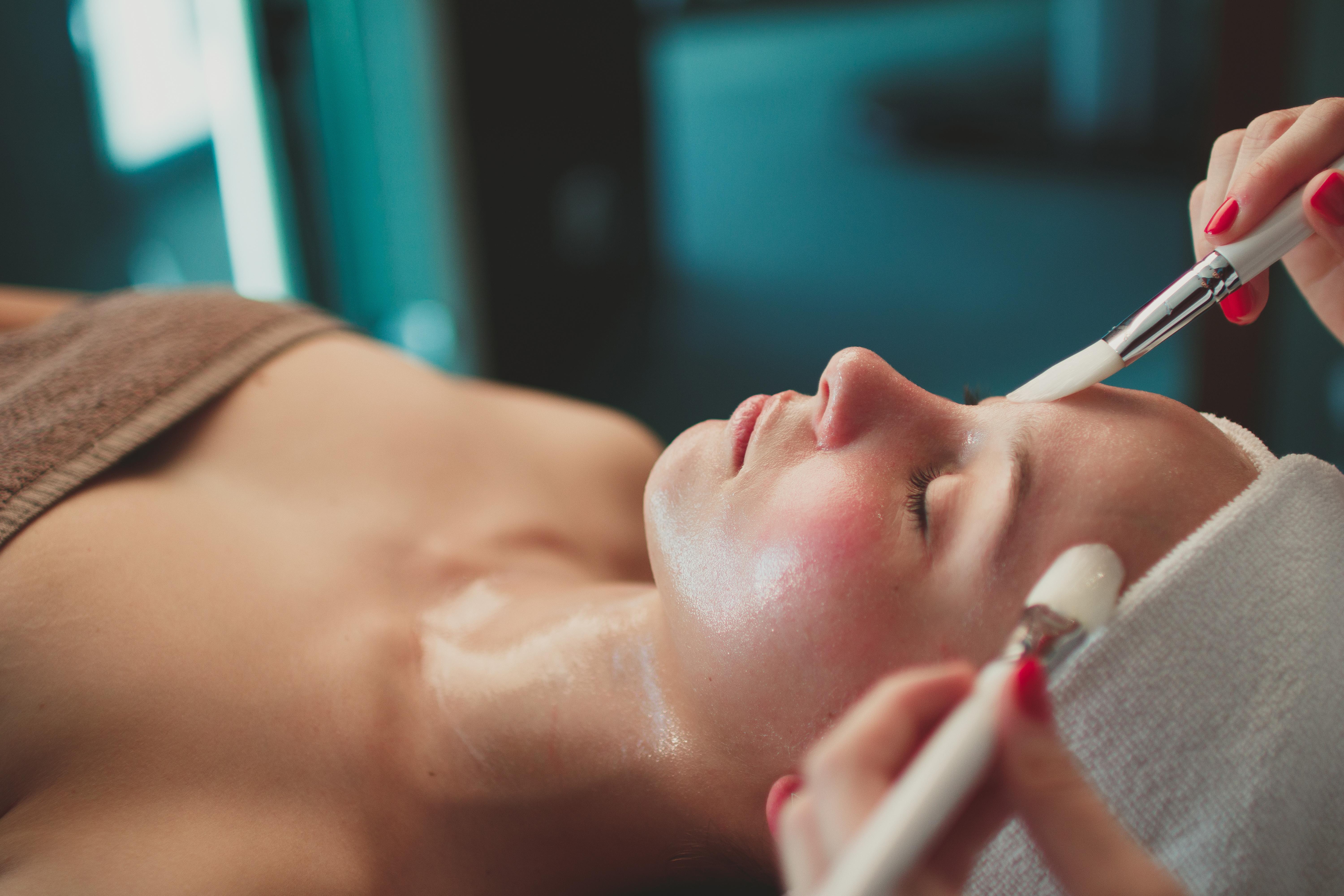 Hotel Miramare Crikvenica Exterior foto A woman receiving a facial