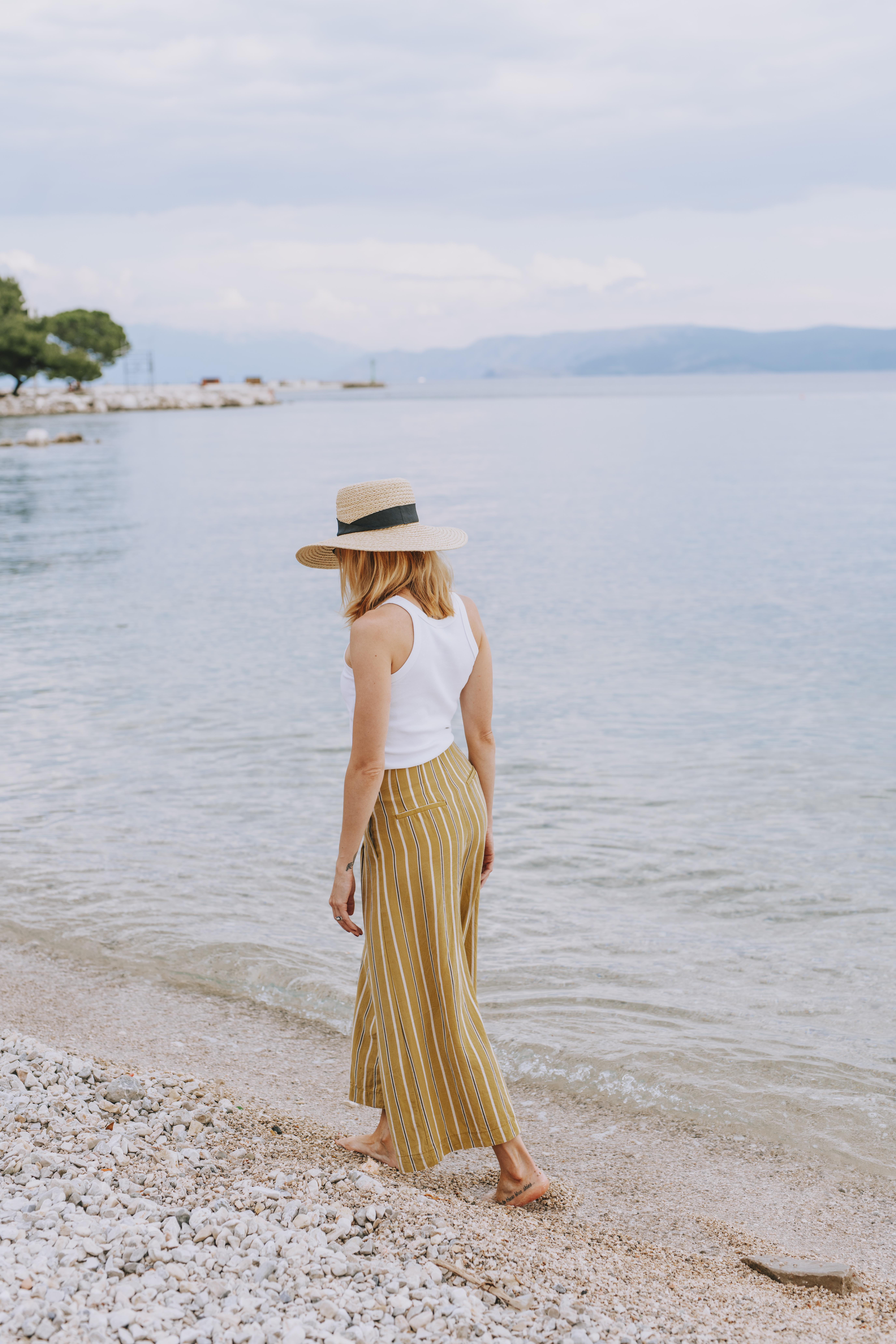 Hotel Miramare Crikvenica Exterior foto A woman wearing a sun hat