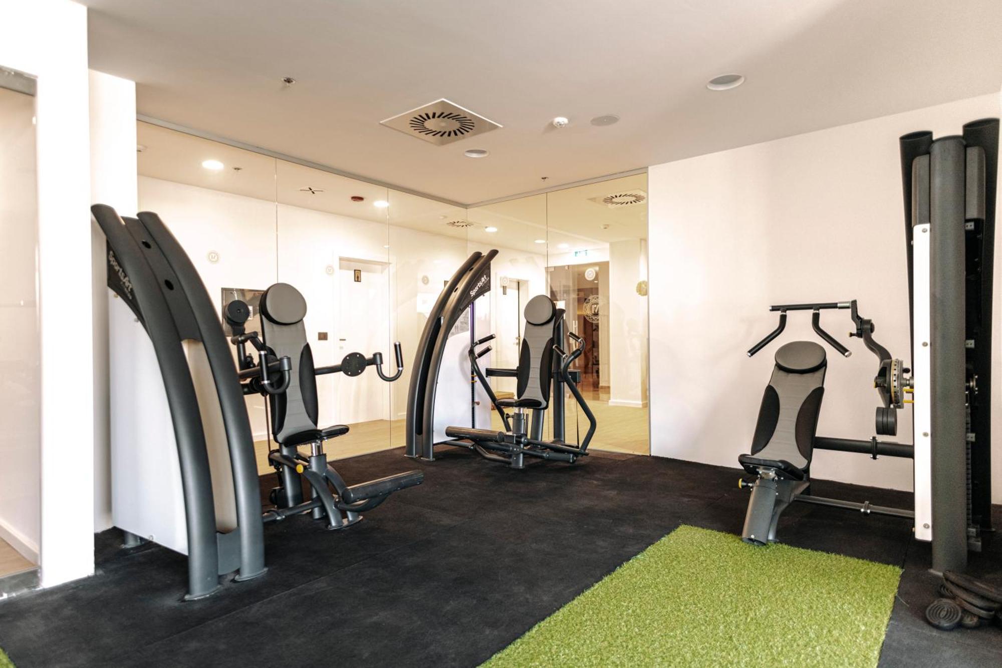 Hotel Miramare Crikvenica Exterior foto The gym at the hotel